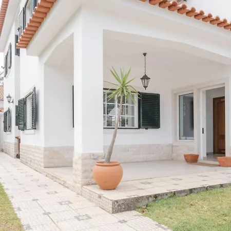 Nini's House - Aroeira, Charneca Da Caparica Holiday home *